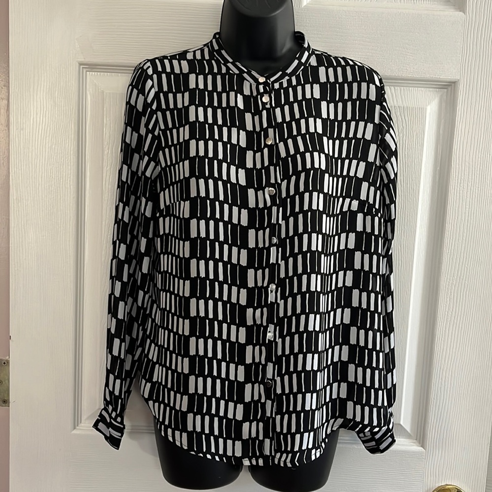 Worthington black & white dress blouse, size PM.